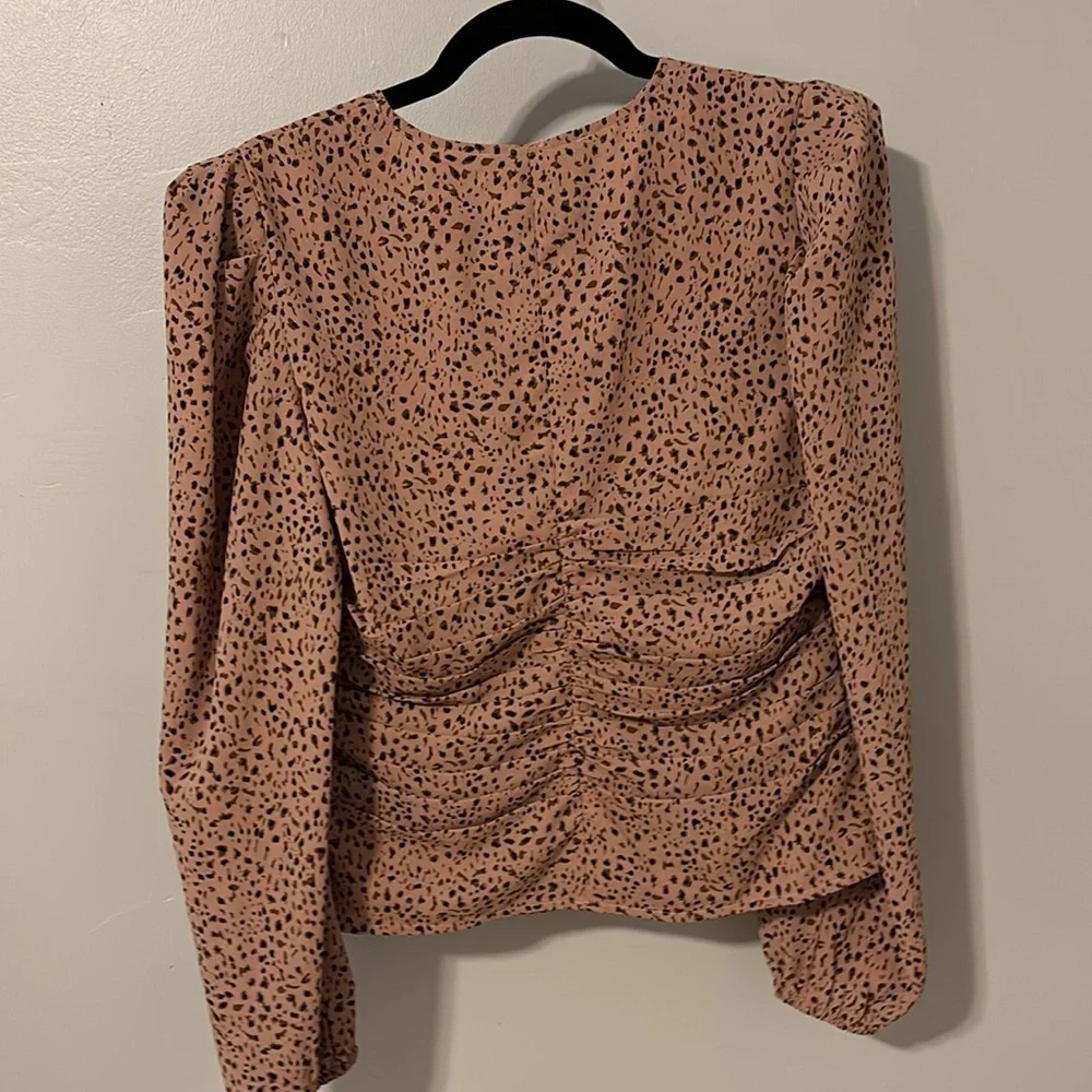Astr the Label animal print v neck puff long sleeve top size L
